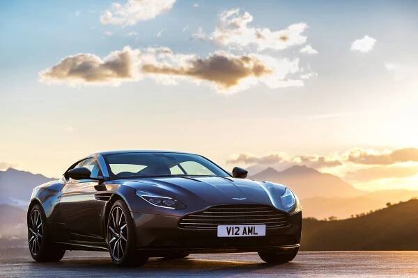Aston Martin DB11: 5,2 V12 twin-turbo, 608 koní, z nuly na sto za 3,9 s