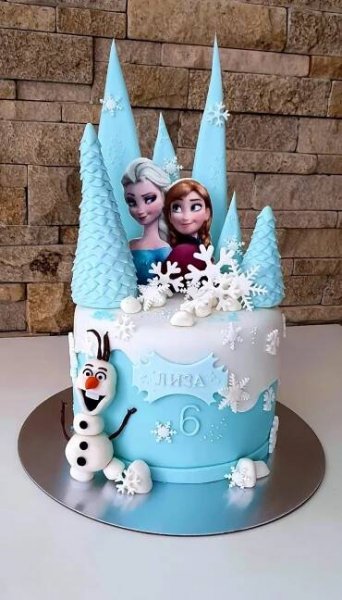 Elsa Torte mit Wald Elementen aus Fondant, mit einem Fondantdruck von Elsa und Anna, Schneeflocken und Olaf aus Fondant