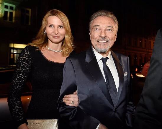 FOTO: Karel jen zářil. Chudák Ivana, ta už tak moc dobře nevypadala. Spíš vypadá, že je dost po sezóně... – stránka 344