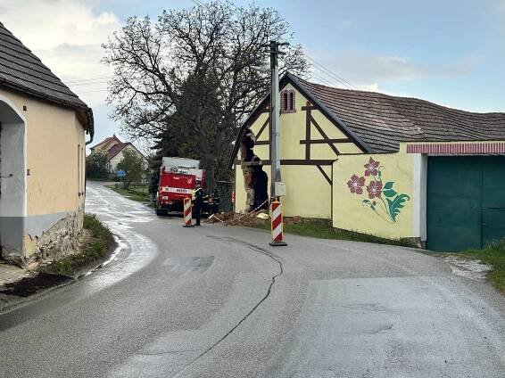 Opilá a bez papírů nezvládla řízení, projela zdí domu v Chlumanech
