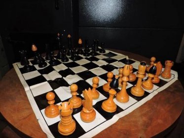 Šachy staré krásné + plátno - undefined