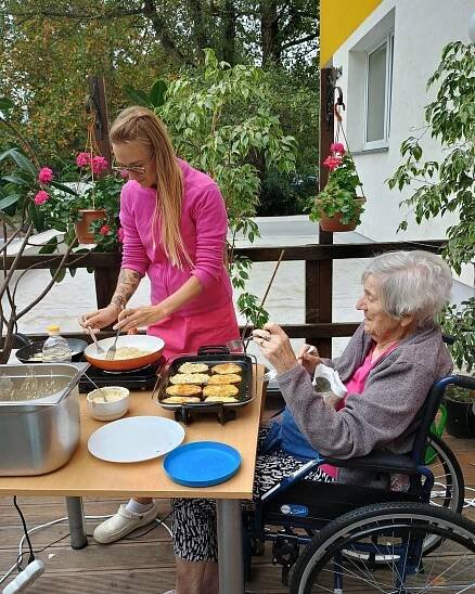 Bramboráky na terase | domov-senioru-praha.cz