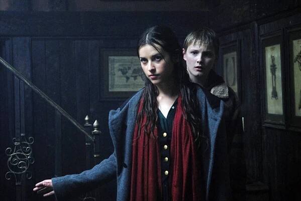 Amelia Warner, Alexander Ludwig - Probuzení tmy - Z filmu