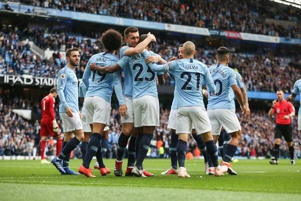 Chytrá reklama Man City: Nové dresy představují u Old Trafford!