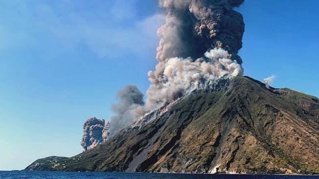 Italská sopka Stromboli se probudila. Turisté v hrůze skákali do moře - Novinky