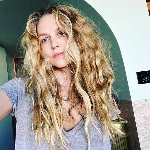 Teresa Palmer With Messy Hair Selfie Wallpaper