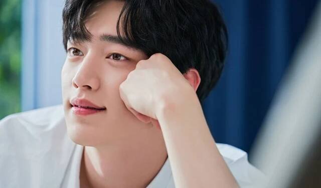 Seo Kang Joon sa pred narukovaním rozlúčil s fanúšikmi online vysielaním. Hovoril o škole, novom strihu aj rodine
