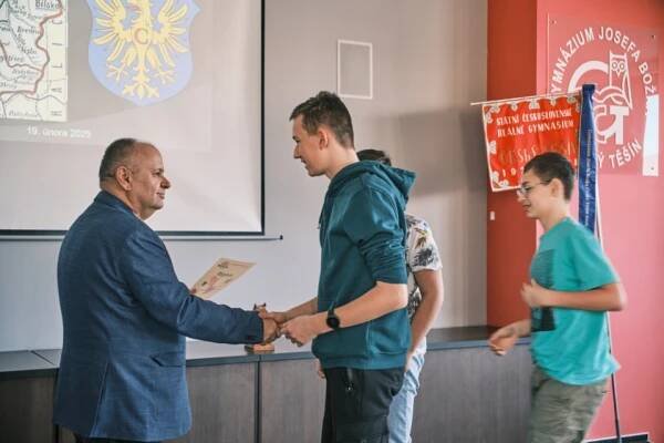 Diplomy, upomínkové předměty a ceny nejlepším tradičně předa ředitel školy RNDr. Tomáš Hudec