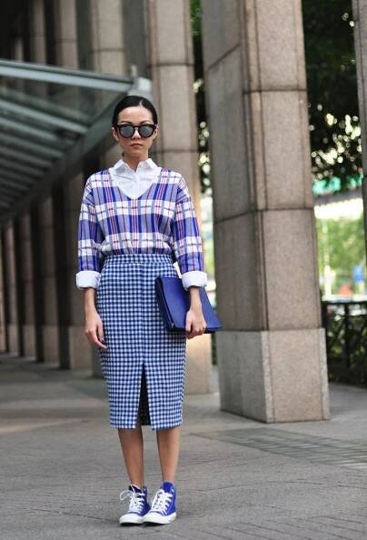Uniqlo Women Outfit, Comfy Spring Outfits, Emily Ratajkowski Style, Work Chic, Skirt And Sneakers, Quirky Fashion, 90s Fashion Outfits, Fashion Week Street Style, Outfits Casuales
