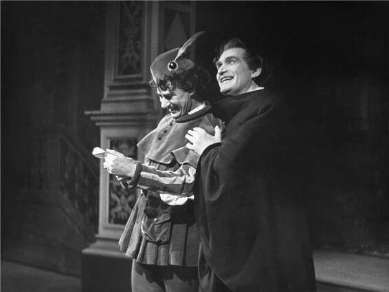 Benátský kupec - 05.12.1954, Ladislav Pešek (Graziano), Ladislav Boháč (Lorenzo) Foto: Jaromír Svoboda