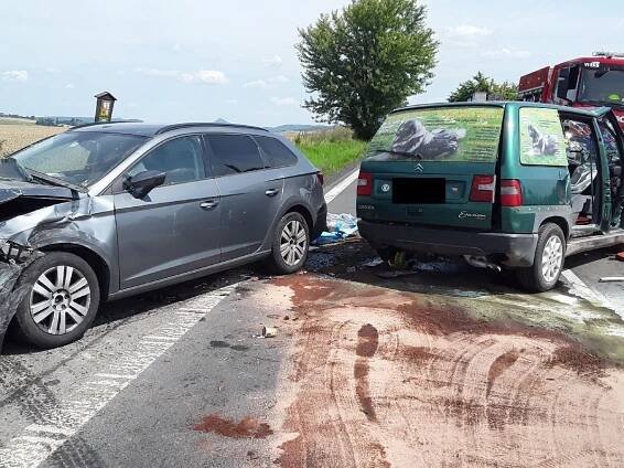 FOTO: U Horních Řepčic se srazila tři auta. K nehodě vzlétl vrtulník