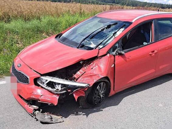 Při střetu s osobním autem v zatáčce u Mnichovic přišel řidič pionýru o nohu