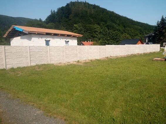 Betonové skládané ploty – Stavba plotů – KM Exteriéry