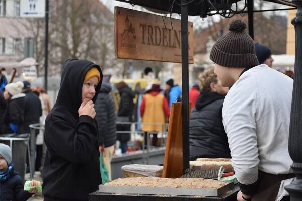 Adventní řemeslné trhy zaplnily okolí děkanského kostela v Písku. Končí v neděli