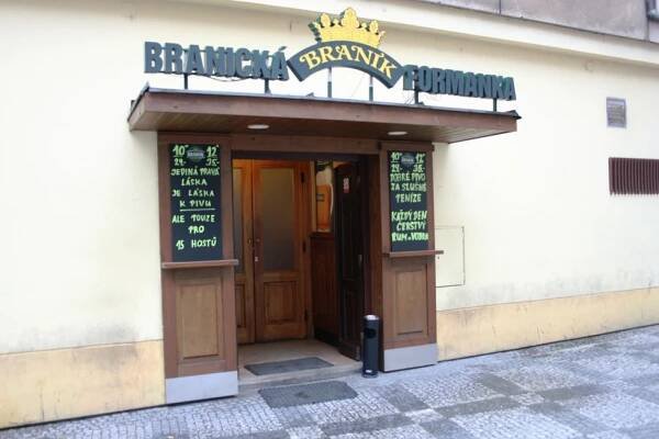 Štamgasti si vzali dovolenou, rezervace na dny dopředu! Restaurace v Praze mají po otevření plno
