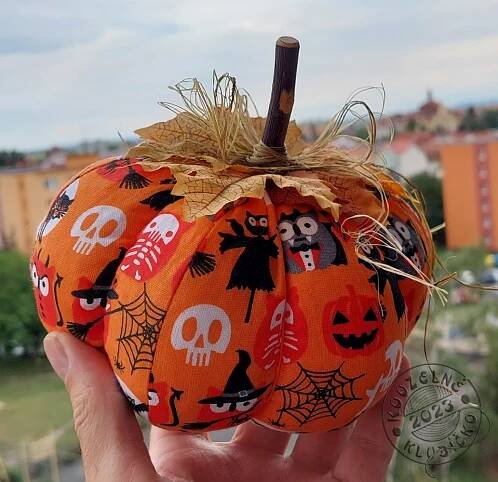 Ozdoba Šitá dýně ORANŽOVÁ S BUBÁKY větší L