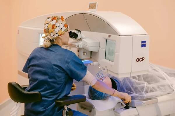 Laserová operace SMILE: Díky ní vidí jasně 10 milionů očí na světě