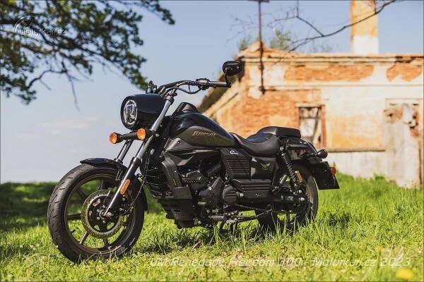 Keeway V302 C vs. UM Renegade Freedom 300: Harleye pro juniory | Motorkáři.cz
