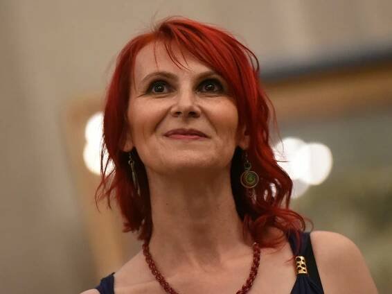 Básnířka Jitka Nováková pozvala zaplněnou synagogu v Kolíně S kloboukem do nebes