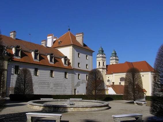 Zámek Valtice - otevírací doba, akce, ubytování, prohlídky, vstupné, foto, počasí