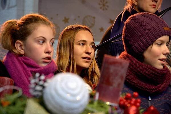 Mrazy jsou fajn: adventní swing doprovodí i vyřezávání betlému z ledu