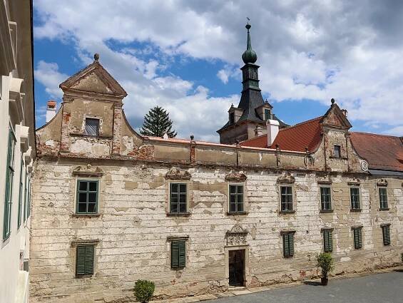 Zámek Uherčice – obnova zchátralého areálu stojí za vidění | PrimaVylety.cz
