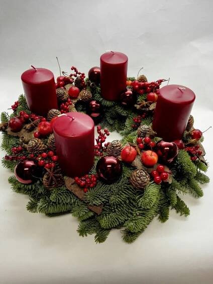 Adventní věnec s červenými svíčkami a baňkami 1
