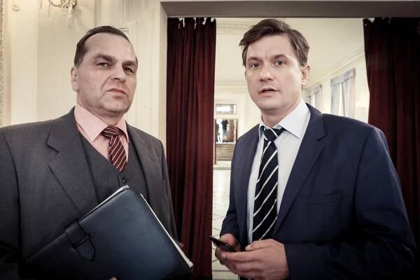 FOTO: Přemysl Bureš jako premiér Dub a Tomáš Měcháček jako lobbista Martin Lachman. – stránka 4