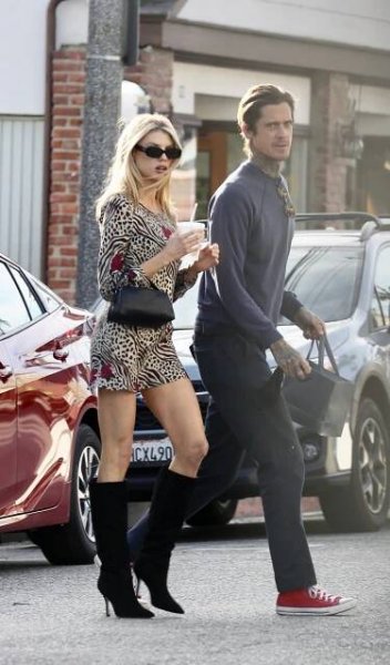 Přírodou řádně obdařená Charlotte McKinney (31) spatřena na večeři s komikem (60), který sbalil půlku Hollywoodu!