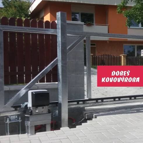 Pojezdová brána průjezd 4500 mm, jeklový rám, bez výplně, RAL 6005 / 7016 | Dobeš Kovovýroba
