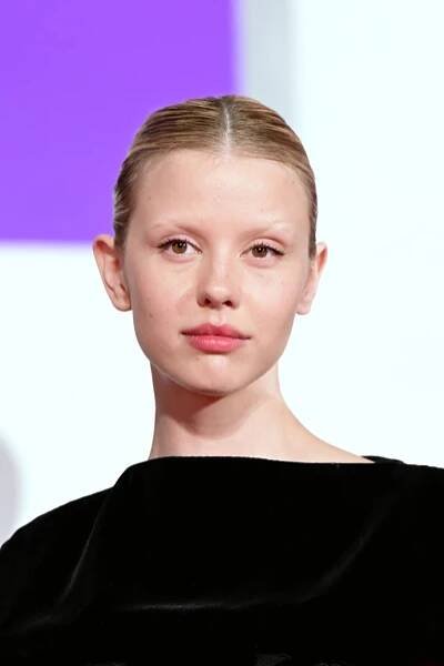 Trendu odbarveného obočí neodolala ani herečka Mia Goth.