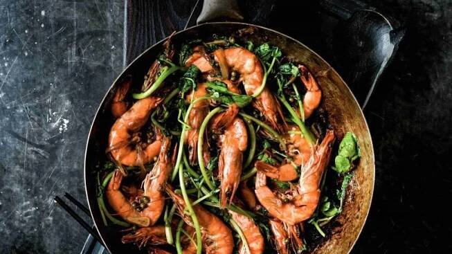 Stir fry s krevetami, zeleným pepřem a zázvorem