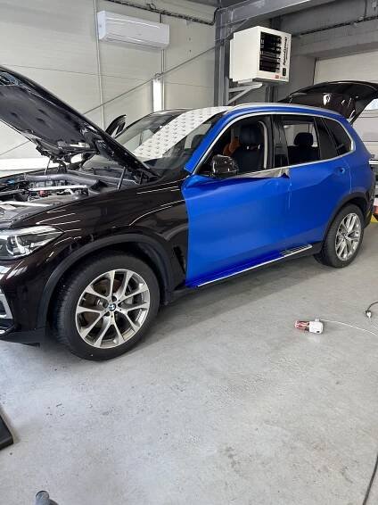 BMW X5 | VFOLIE.cz | Tónování autoskel | Fólie na okna – budovy Olomouc