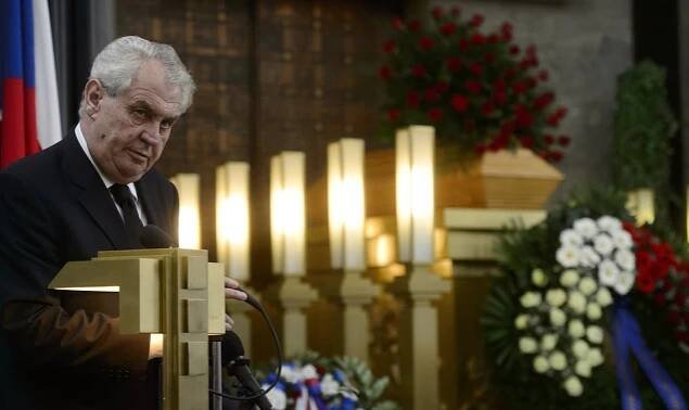 Poslední rozloučení s Valtrem Komárkem: Zeman dorazil, Klaus a Nečas chyběli
