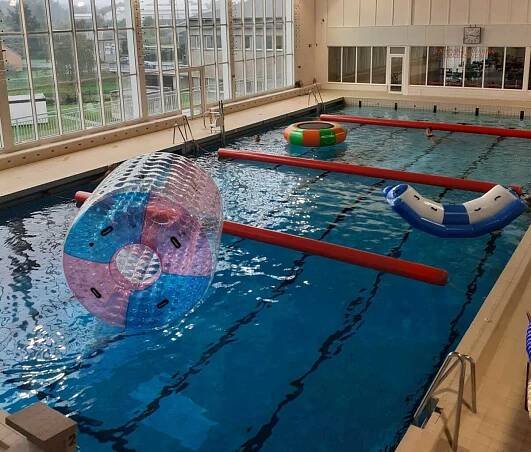 Krnov: Lidé si připlatí za bazén i bruslení