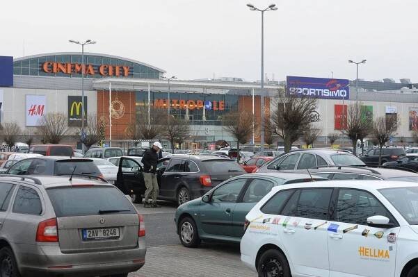 Nástrahy parkovišť u obchodů: Není to jen o přednosti zprava. Na co musíte dát pozor?