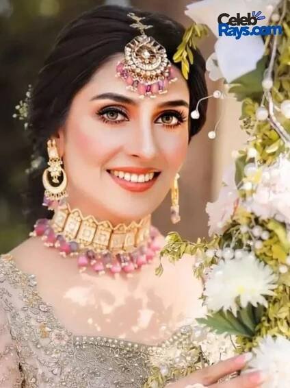 Ayeza Khan features