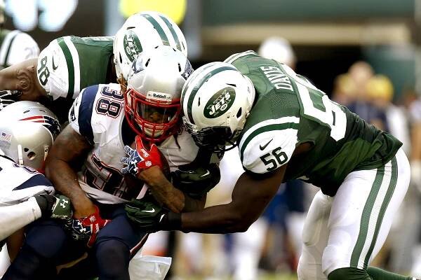 Demario Davis tackles Brandon Bolden