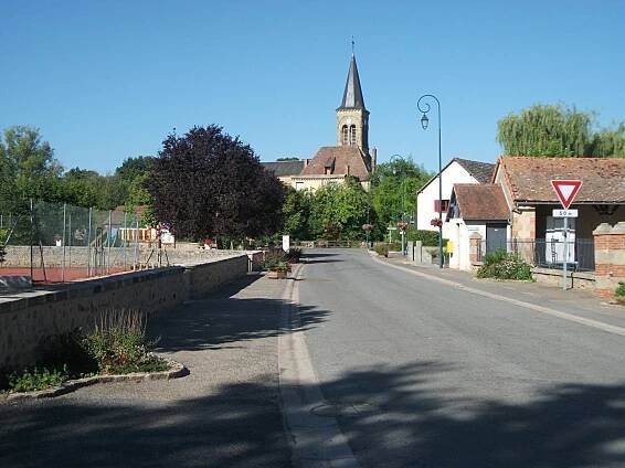 Súbor:Saint-Aubin-le-Monial depuis la rue des Écoles 2018-08-15.JPG – Wikipédia