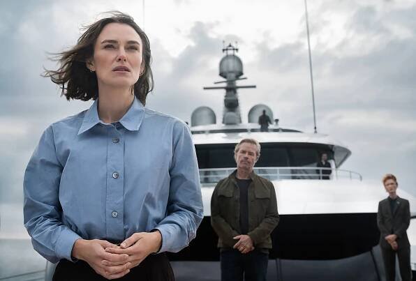 Opravdová lahůdka v podobě mrazivého krimi thrilleru. Netflix uvede film Žena z kajuty č. 10 s Keirou Knightley