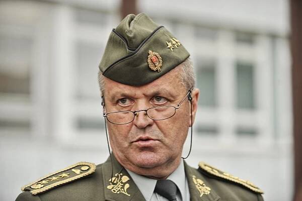 Ministrom obrany má byť generál-tankista, ktorý rád zvyšuje hlas