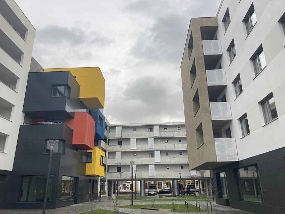 Smilovka nabízí 108 nových bytů, parkovací dům, komerční prostory i klidovou pěší zónu se zelení. Developer navíc dodržel slib, který dal městu, a otevřel zkratku pro pěší k Machoňově pasáži v centru města.