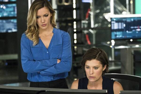 Arrow - Dezertér - Z filmu - Katie Cassidy, Audrey Marie Anderson