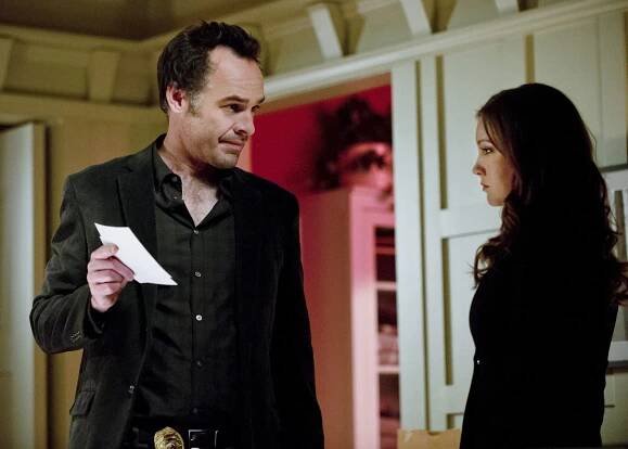 Arrow - Vykoupení - Z filmu - Paul Blackthorne, Katie Cassidy