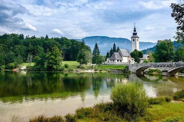 jezero bohinj a kostel v ribčevských lázních, slovinsko - bohinjské jezero - stock snímky, obrázky a fotky