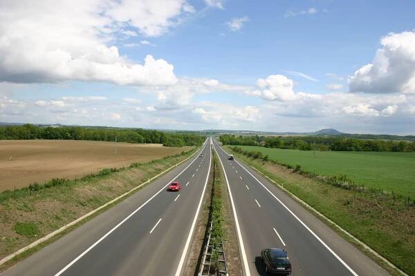 Rychlostí 150 km/h se bude moci jezdit krom D3 také na D11 a D1 - UrbanStage.cz