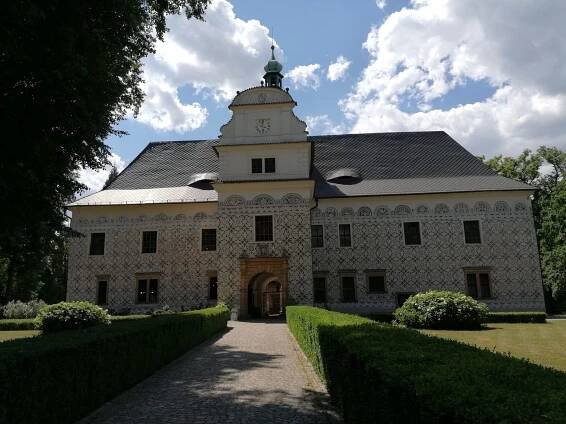 Zámek Doudleby nad Orlicí vyniká sgrafitovou výzdobou