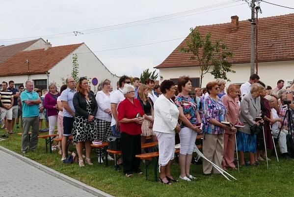 Sváteční mše před kaplí sv. Anny | Obec Vrbice
