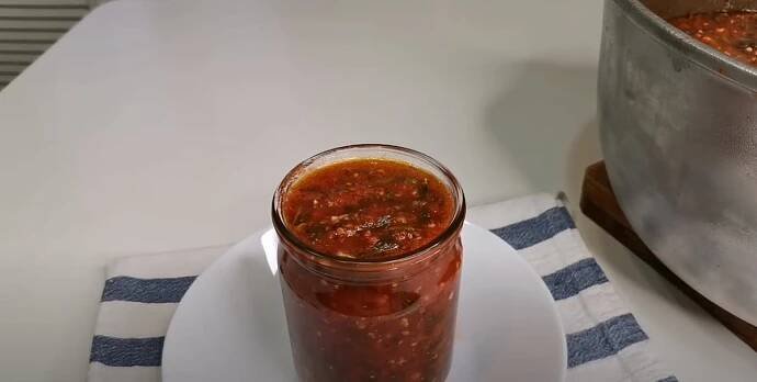 Zapomeňte na kupované omáčky nebo kečupu. Tato rajčatová pasta chutná stokrát lépe. Příprava je snadná a zavařená vydrží