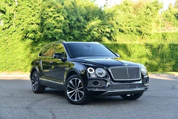 Bentley Bentayga - Black on Red 00003